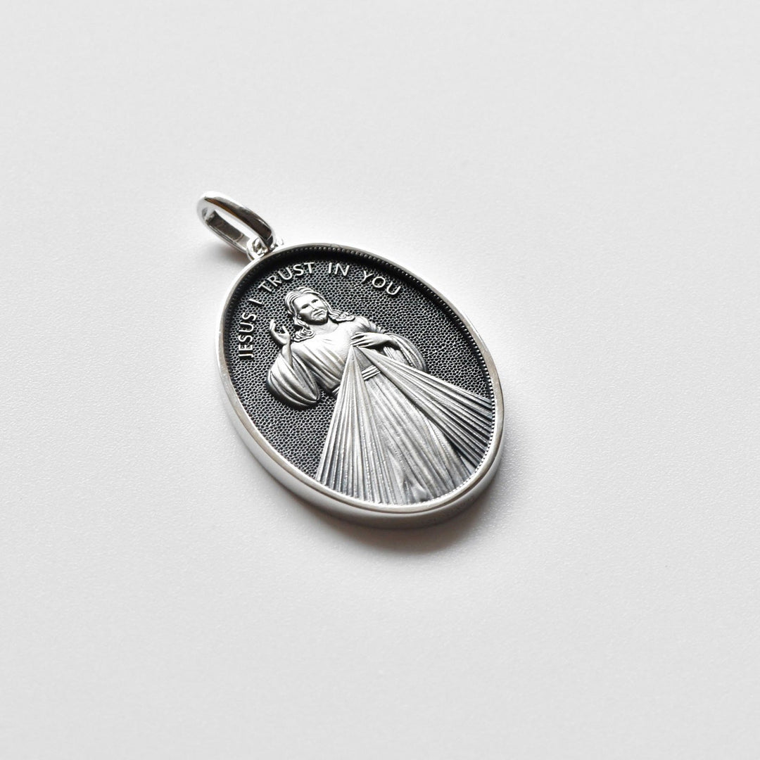 Christianartworkshop Antique Style Sterling Silver Antique Divine Mercy Jesus Oval Medal Necklace - image 2